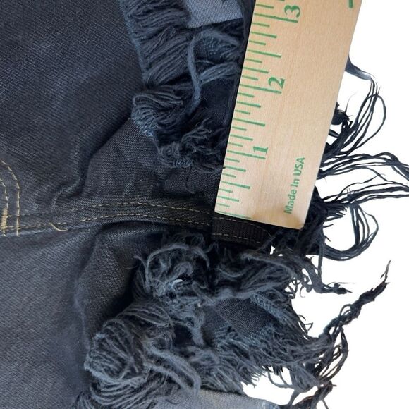 BLACK WRANGLER SIZE 30 DISTRESSED CUTOFF BLACK DENIM SHORTS - Picture 16 of 16